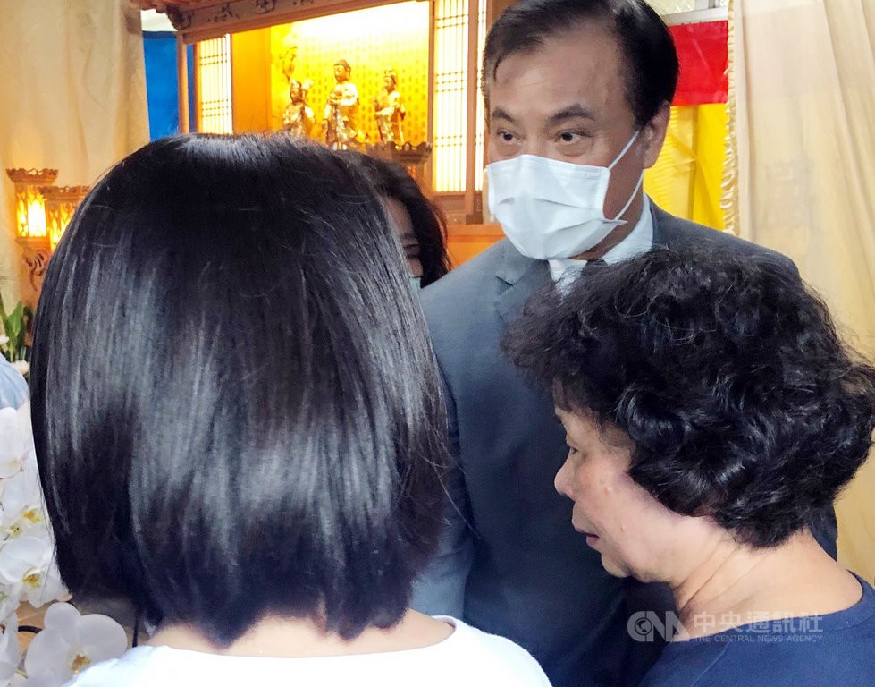 鐵路警察李承翰被刺死案,被告一審被判無罪,李承翰父親李增文4日辭世,等不到上訴結果。總統蔡英文指派總統府祕書長蘇嘉全(後右)代表向家屬慰問致意。中央社記者黃國芳攝 109年6月5日