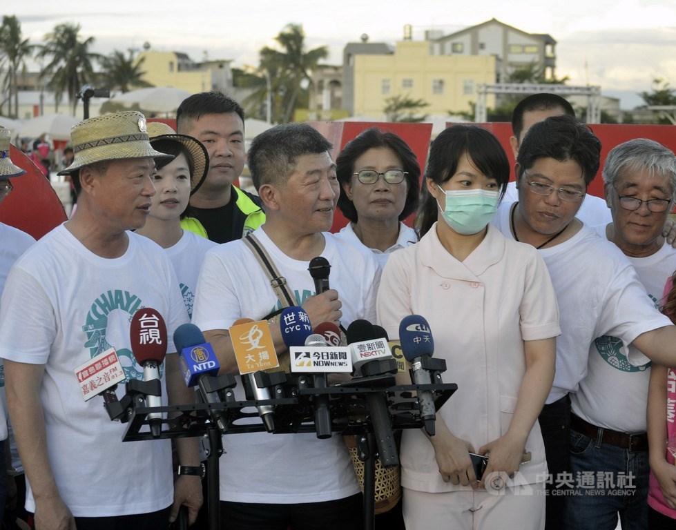 曾搭武漢包機接台胞返台的衛福部朴子醫院護理師蔡佩芸(前右),5日下班後特別到布袋高跟鞋教堂歡迎衛福部長陳時中(前中)來訪,感謝他的付出,陳時中則說,「應該我去看妳才對」,並邀請她一同拍照。中央社記者蔡智明攝 109年6月5日