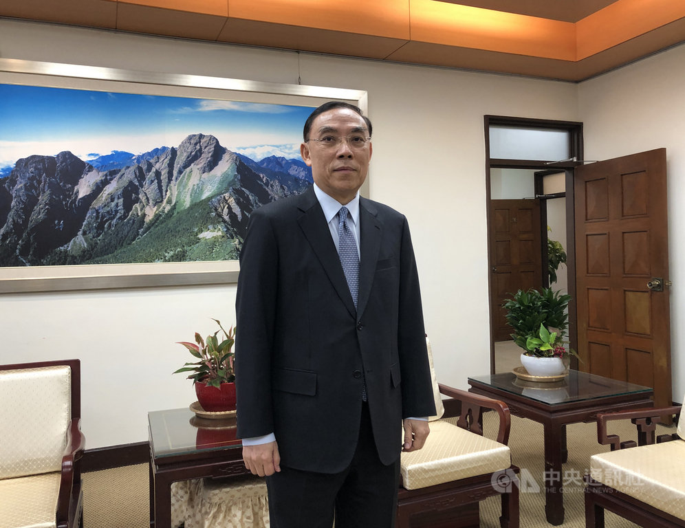 鐵路警察李承翰的父親李增文4日病逝。法務部長蔡清祥(圖)5日表示,得知消息感到難過不捨,他已要求犯罪被害人保護協會嘉義分會前往關心慰問,也要呼籲李媽媽要保重,將會全心給予協助。中央社記者劉世怡攝 109年6月5日