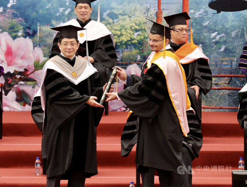 台灣大學6日舉行畢業典禮,校長管中閔(前左)頒發畢業證書給畢業生,向畢業學生表達誠摯的祝福。中央社記者張皓安攝 109年6月6日