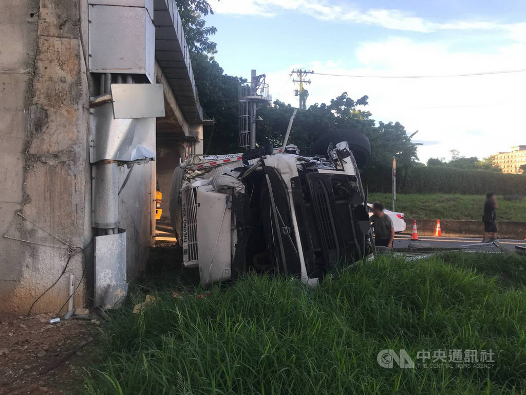 國道1號北向機場系統匝道6日清晨發生大貨車撞上橋梁函洞意外,造成車輛翻覆、車體嚴重扭曲變形,所幸正副駕駛僅受到輕傷。(國道公路警察局提供)中央社記者邱俊欽桃園傳真 109年6月6日