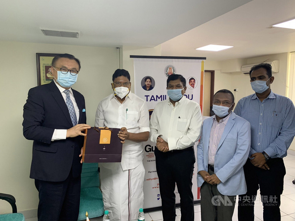駐清奈辦事處處長王北平(左1)6日拜會印度坦米爾那都省工業廳長桑巴斯(左2),聽取坦米爾那都省吸引台商投資的優惠措施,並贈送台灣烏龍茶給桑巴斯。(駐清奈辦事處提供)中央社記者康世人新德里傳真 109年6月6日