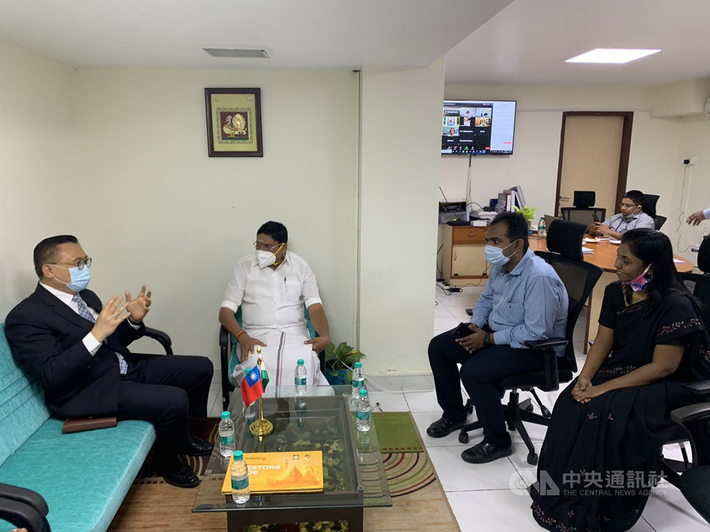 駐清奈辦事處處長王北平(左1)6日拜會印度坦米爾那都省工業廳長桑巴斯(左2),除聽取桑巴斯介紹吸引台商投資政策外,也說明台灣新南向政策。(駐清奈辦事處提供)中央社記者康世人新德里傳真 109年6月6日