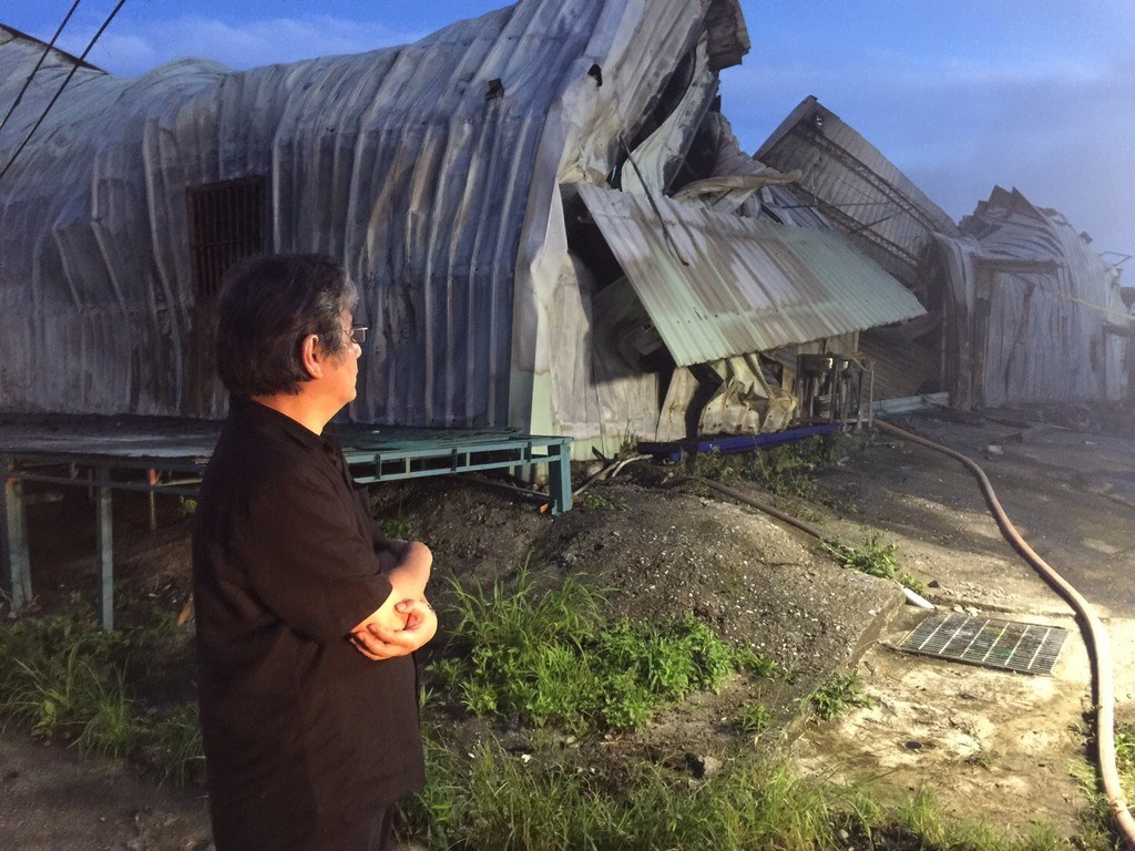 紙風車劇團位於新北市八里區幕後工作室6日凌晨遭逢大火,紙風車文教基金會執行長李永豐凌晨趕赴現場接受採訪時表示,大風大浪已見太多。(紙風車文教基金會提供)中央社記者陳秉弘傳真 109年6月6日