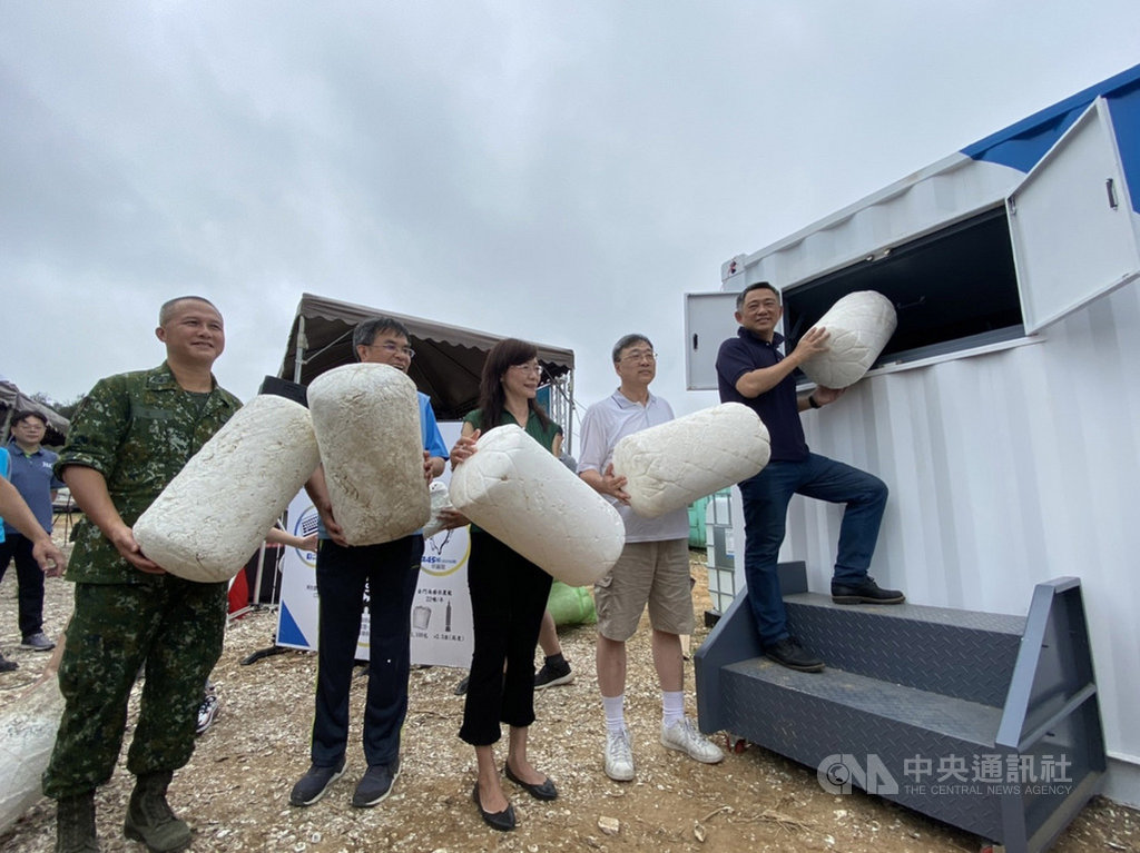 金門縣長楊鎮浯(右)6日與環保局長楊建立(左2)等人啟用移動式海廢保麗龍減容櫃,現場示範操作把保麗龍丟入減容櫃裡。(金門縣環保局提供)中央社記者黃慧敏傳真 109年6月6日