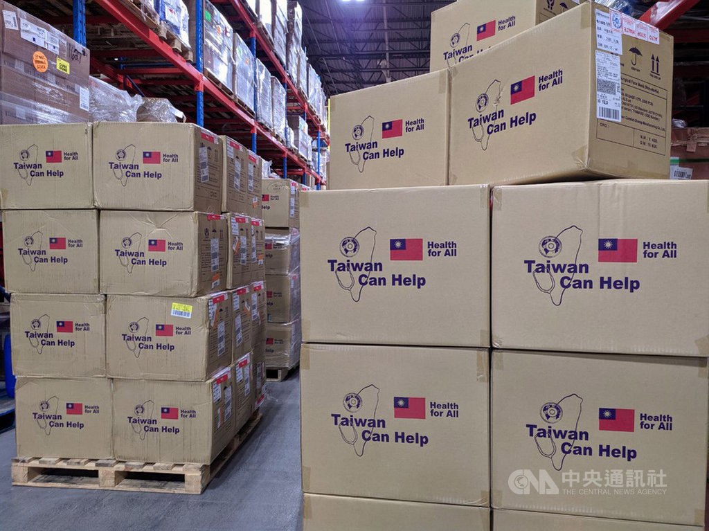 台灣2度捐贈加拿大政府防疫個人防護設備,包括100萬片外科用口罩、10萬片N95口罩、2萬件防護衣及8萬件隔離衣。(駐加拿大代表處提供)中央社記者胡玉立多倫多傳真 109年6月6日