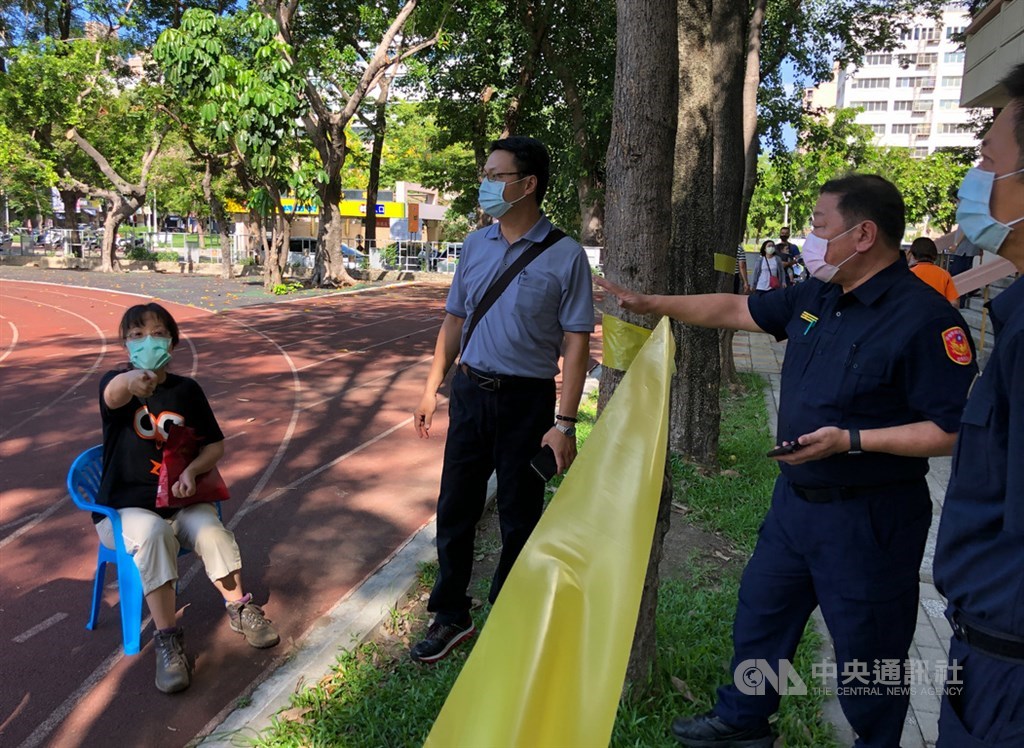 高雄市長韓國瑜罷免案投票6日登場,上午有民眾未投票駐足在投票所前,遭警方勸離到管制區外。中央社記者王騰毅攝 109年6月6日