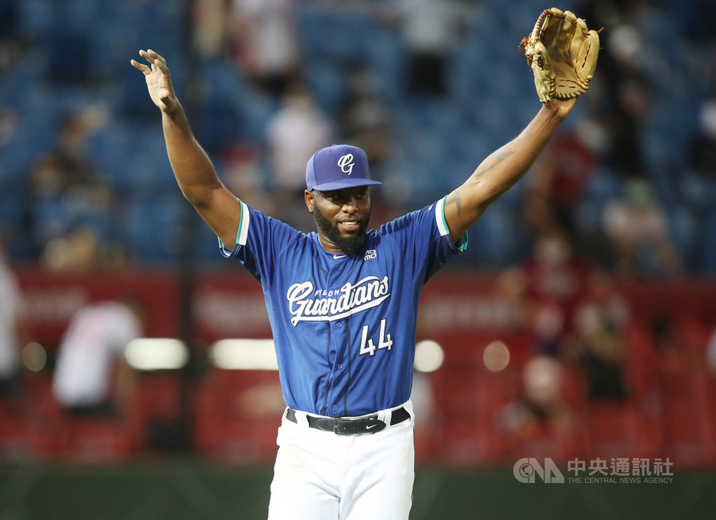 中華職棒富邦悍將隊洋投索沙(Henry Sosa)6日掛帥先發,用128球投滿8局,失3分自責分,搭配隊友打線發揮,最終率隊以9比6擊退樂天桃猿。中央社記者張新偉攝 109年6月6日