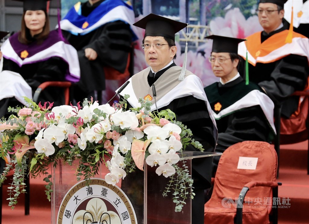 台大6日舉行畢業典禮,校長管中閔(前)致詞表示,面對後疫情時代和全球化趨勢,除了外語和國際競爭力,還要具備欣賞不同文化的能力。台大副校長、疫情指揮中心專家小組召集人張上淳(後)也出席。中央社記者張皓安攝 109年6月6日