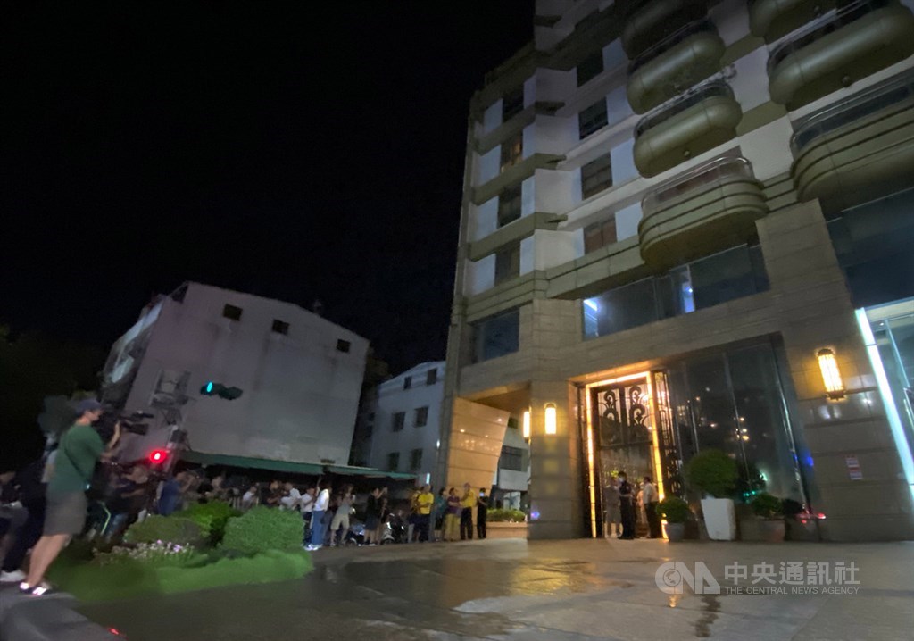 國民黨籍高雄市議會議長許崑源6日晚間驚傳在高雄四維路住宅大樓墜樓,當場死亡,警方獲報已封鎖現場展開調查,事發大樓外媒體與民眾聚集關注。中央社記者董俊志攝 109年6月6日