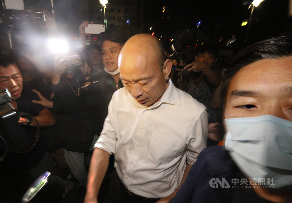 國民黨籍高雄市議會議長許崑源6日晚間墜樓身亡,高雄市長韓國瑜(中)獲知後表達震驚與難過,呼籲大家千萬要冷靜,深夜並現身許崑源住家外,被媒體包圍。中央社記者董俊志攝 109年6月6日