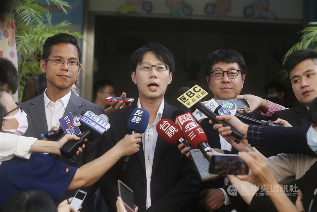 高雄市第3屆市長韓國瑜罷免案6日舉行投票,罷韓提案法定領銜人陳冠榮(中)在「Wecare高雄」發起人尹立(右2)、公民割草行動發言人李佾潔(左2)陪同下,上午到投開票所投票。陳冠榮投票前受訪表示,無論投票的結果如何,高雄是最大贏家。中央社記者董俊志攝 109年6月6日