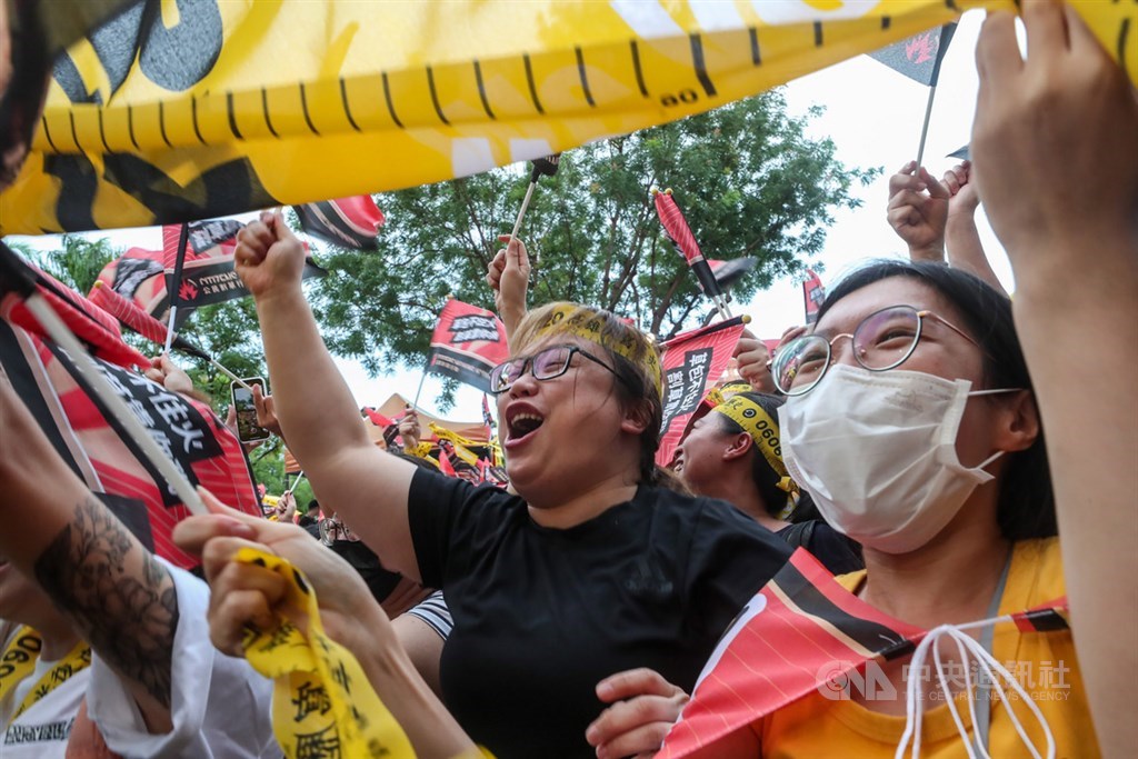 台灣自治史上首次直轄市長罷免案6日投開票,傍晚結果揭曉,同意票遙遙領先,高雄市長韓國瑜確定遭罷免,聚集在罷韓總部外關切開票進度的群眾興奮歡呼。中央社記者吳家昇攝 109年6月6日
