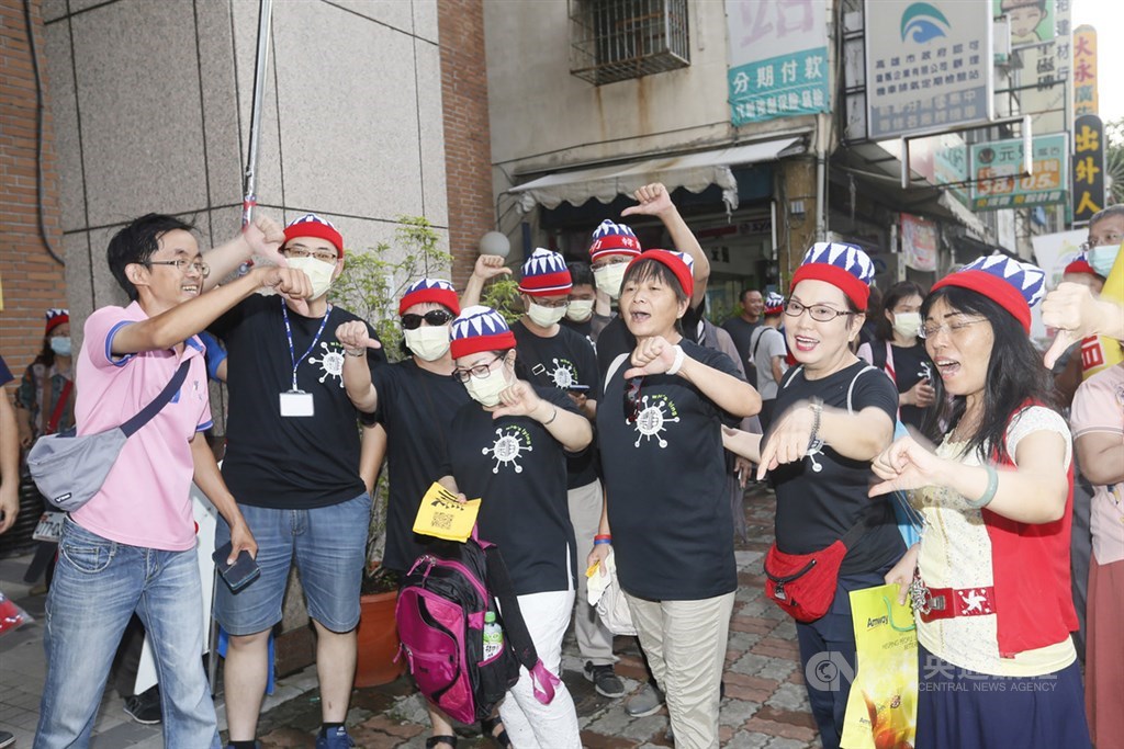高雄市長韓國瑜罷免案6日下午結果底定,多名國民黨支持者戴著國旗帽聚集在高雄市黨部外,高喊「韓國瑜加油」,為韓國瑜及國民黨打氣。中央社記者董俊志攝 109年6月6日