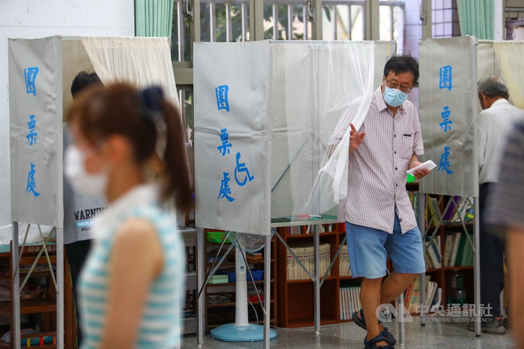 高雄市第3屆市長韓國瑜罷免案投票6日登場,民眾依序進入投票所投票,現場秩序大致良好。中央社記者王騰毅攝 109年6月6日