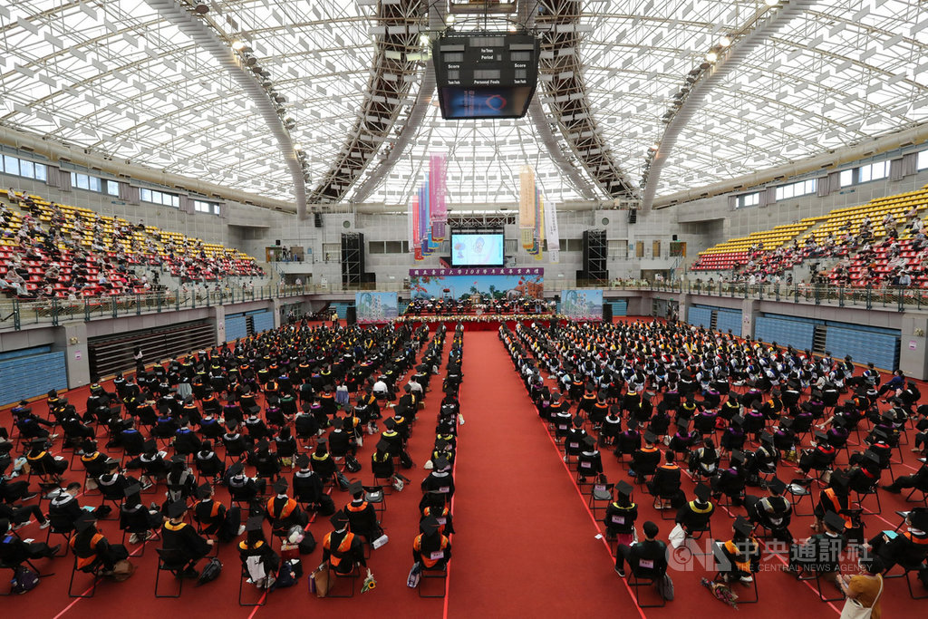 台大6日上午舉行畢業典禮,因應疫情,今年畢業典禮略縮小規模,僅500多名畢業生參與,現場座位安排也拉開距離。中央社記者張皓安攝 109年6月6日