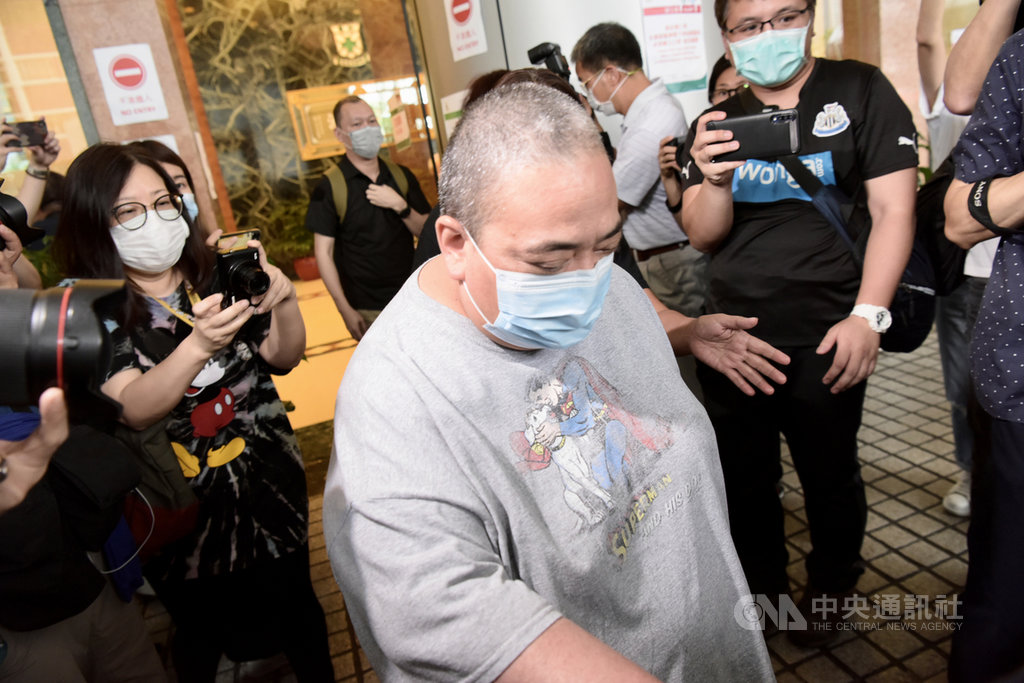澳門「賭王」何鴻燊逝世11天後,他與元配夫人所生的女兒何超雄(圖中)5日向香港法院提交「知會備忘」,引發外界關注。有律師解讀,此舉顯示引發遺產爭奪戰的機會大增。(中通社提供)中央社 109年6月6日