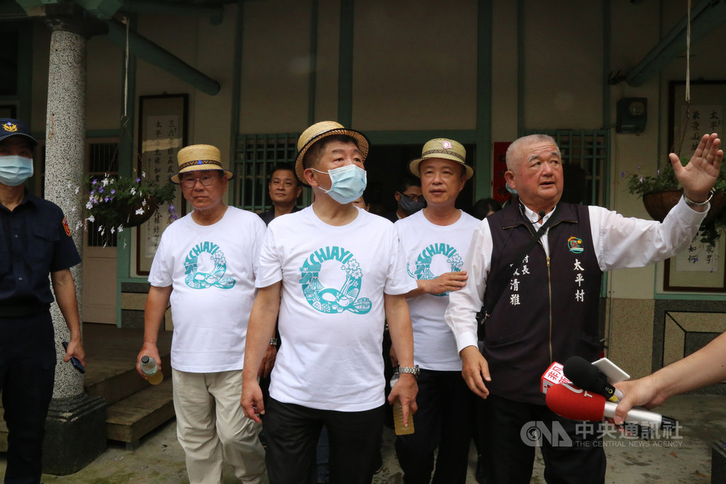 衛福部長陳時中(中)6日在嘉義縣長翁章梁(右2)、民進黨立委陳明文(左2)等人陪同下,到嘉義縣梅山鄉遊太平老街,太平村長嚴清雅(右1)介紹老街歷史。中央社記者蔡智明攝 109年6月6日