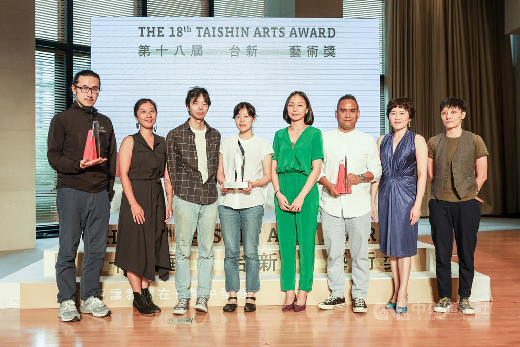 第18屆台新藝術獎6日頒獎,視覺藝術獎、表演藝術獎與年度大獎3獎項得主及團隊成員陳以軒(左起)、曾彥寧、黃思農、林欣怡、田孝慈、Heimi Fita、王序平、李慈湄合影。(台新銀行文化藝術基金會提供)中央社記者王心妤傳真 109年6月6日