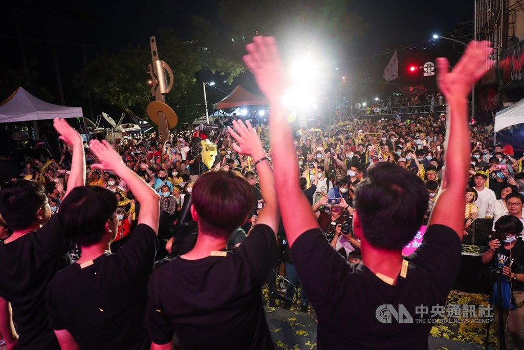 高雄市長韓國瑜罷免案6日順利過關,讓韓國瑜成為台灣自治史上首名遭罷免的直轄市長,「罷韓四君子」也集體向民眾致謝,感謝市民陪伴他們走完最後一哩路。中央社記者吳家昇攝 109年6月6日