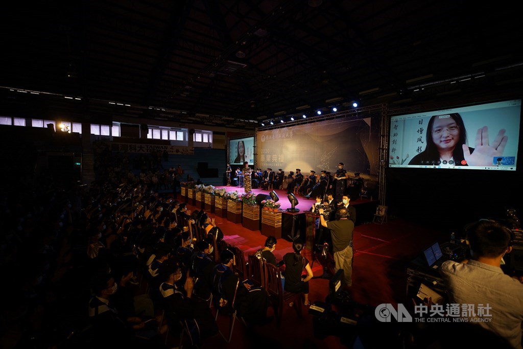 台灣科技大學6日舉行畢業典禮,邀請行政院政務委員唐鳳透過視訊與畢業生互動,開放學生線上提問,由唐鳳親自解答。中央社記者裴禛攝 109年6月6日