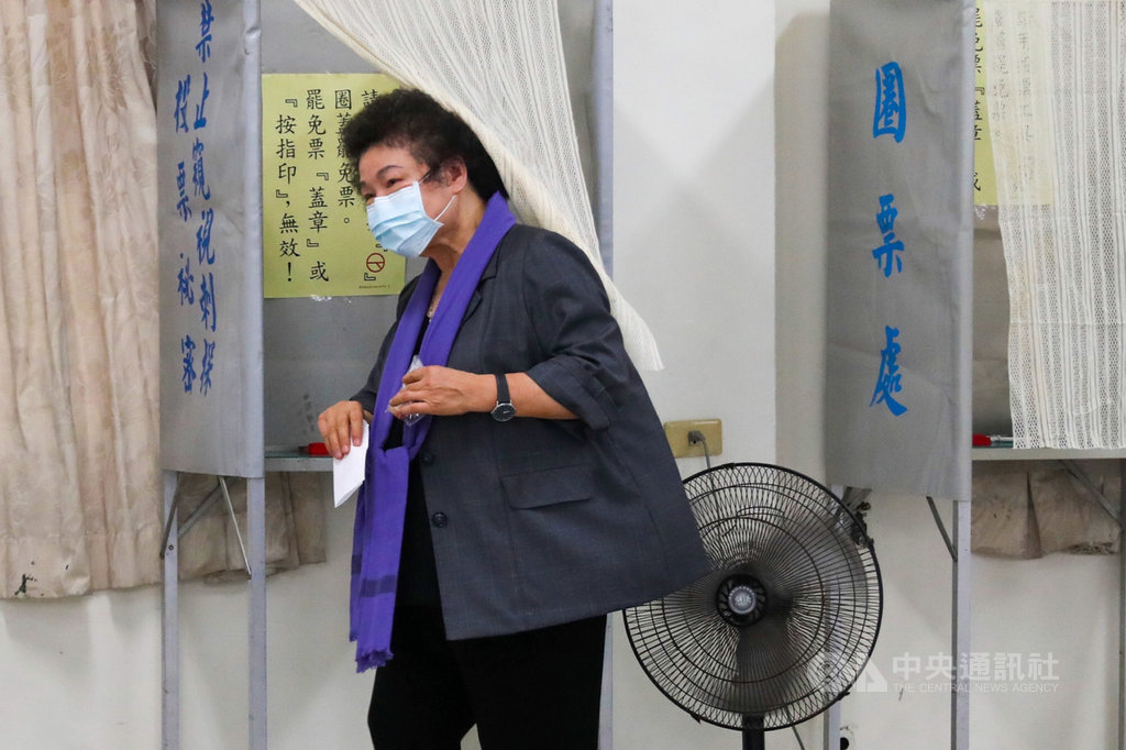 高雄市長韓國瑜罷免案投票6日登場,前高雄市長陳菊上午到新上國小投票。中央社記者吳家昇攝 109年6月6日
