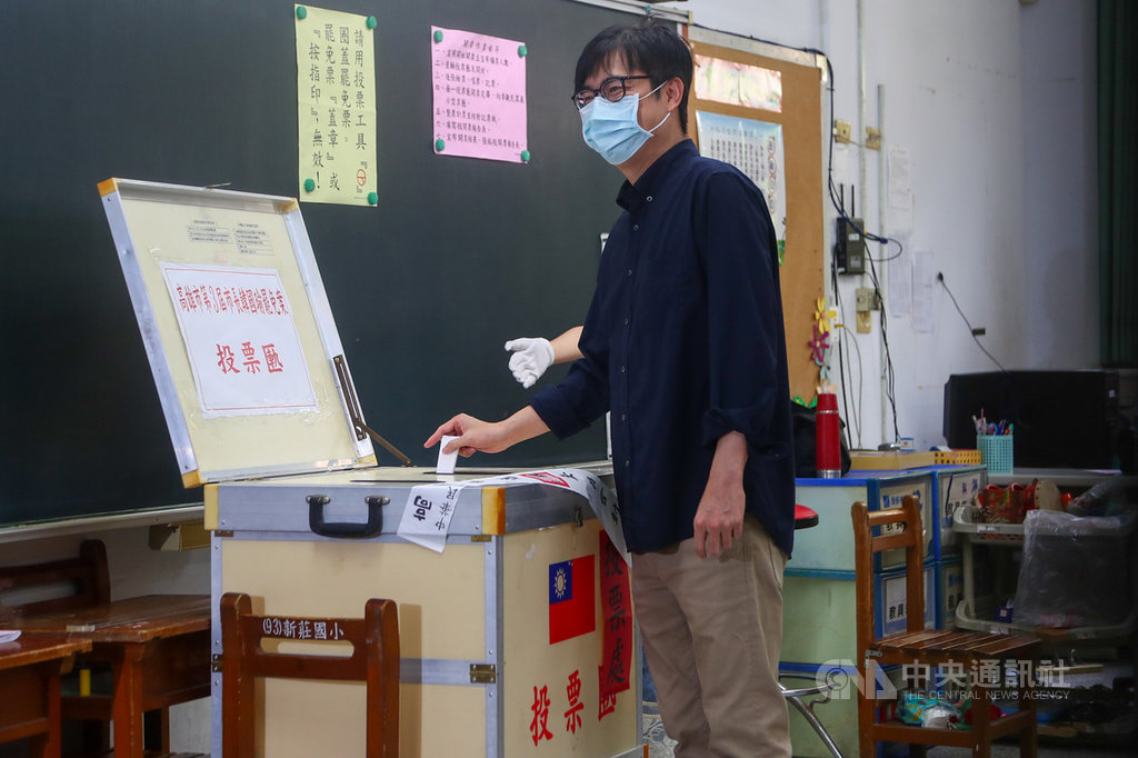 高雄市長韓國瑜罷免案投票6日登場,行政院副院長陳其邁上午現身投票,在左營區新莊國小投下手中的一票。中央社記者王騰毅攝 109年6月6日