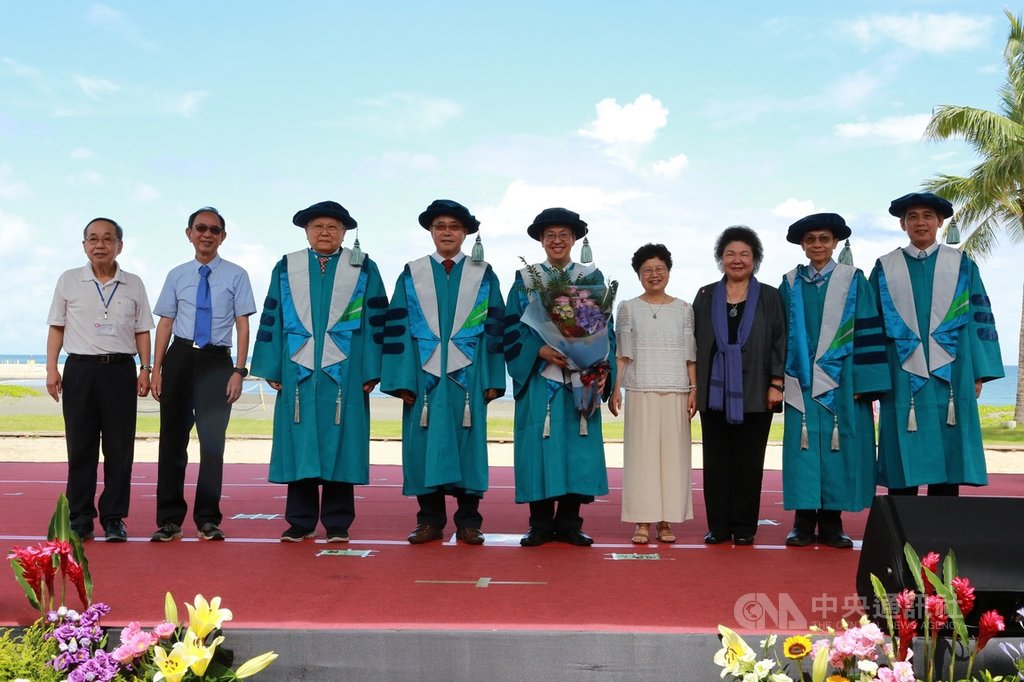 國立中山大學6日在西子灣沙灘舉辦博士班畢業典禮,前副總統陳建仁(中)獲頒名譽博士學位,前總統府秘書長陳菊(右3)等人也出席致賀。(中山大學提供) 中央社記者程啟峰傳真 109年6月6日