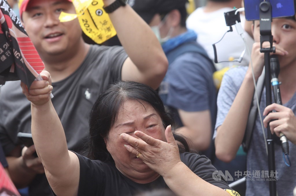 高雄市長韓國瑜罷免案6日投開票,傍晚5時許確定同意票數已達門檻,罷韓成功,罷韓總部外群情激昂,有民眾獲知結果底定後,忍不住落淚。中央社記者吳家昇攝 109年6月6日