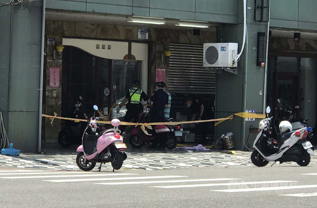 花蓮市國聯二路一間工程行6日上午突然有4名男子戴口罩、持刀械棍棒闖入,攻擊王姓、葉姓男子,2人遭砍傷送醫,警方到場後立即封鎖現場,追查涉案凶嫌身分。中央社記者張祈攝 109年6月6日