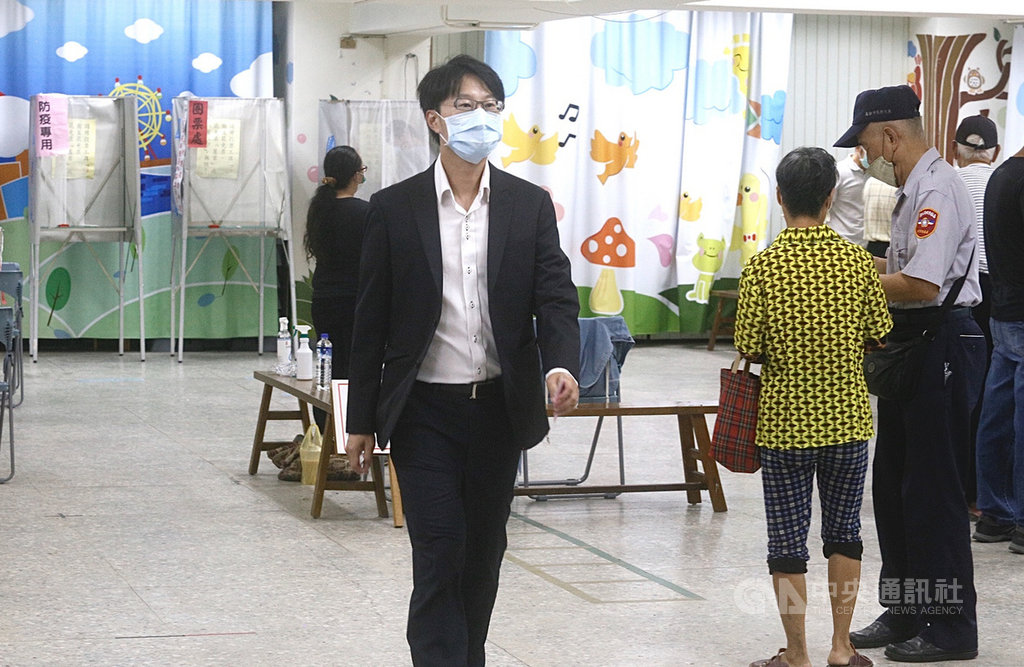 高雄市第3屆市長韓國瑜罷免案6日舉行投票,罷韓提案法定領銜人陳冠榮(中)上午前往投開票所投票。中央社記者董俊志攝 109年6月6日