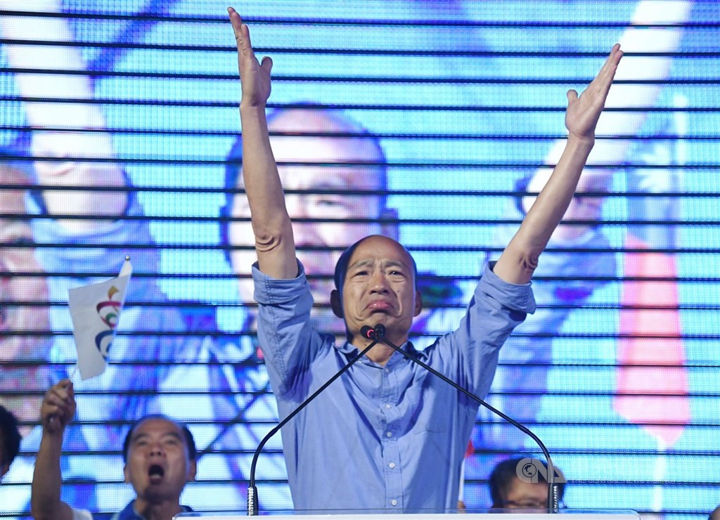 2018年11月24日九合一選舉,國民黨高雄市長候選人「賣菜郎」韓國瑜自行宣布當選,並在市黨部致詞,激昂演說讓支持者情緒高亢。(中央社檔案照片)