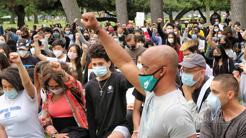 美國非裔男子佛洛伊德之死引發各地示威潮,洛杉磯郊區高中生5日發起和平抗議活動,群眾單膝下跪、高舉拳頭長達8分46秒。中央社記者林宏翰洛杉磯攝 109年6月6日