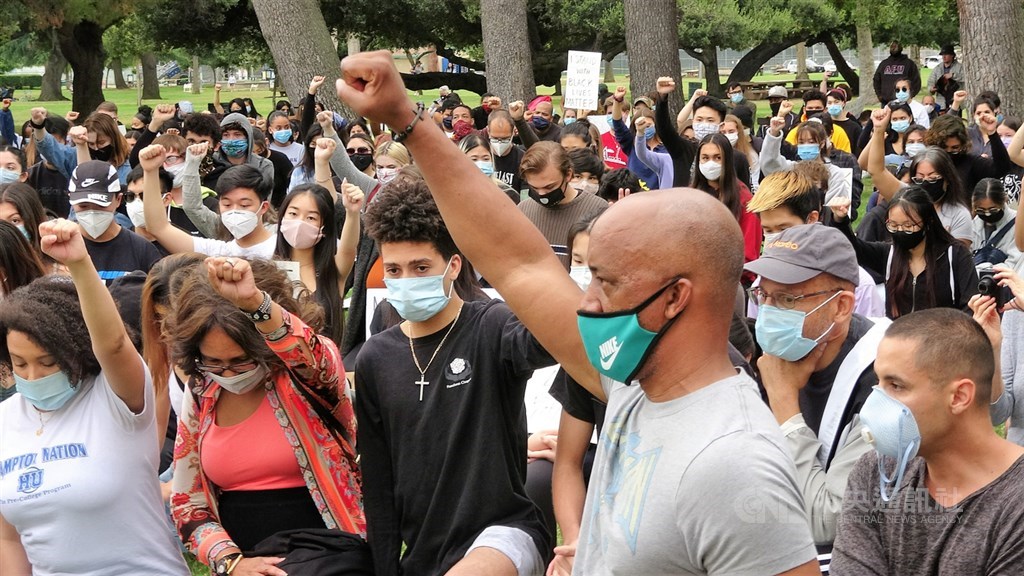美國非裔男子佛洛伊德之死引發各地示威潮,洛杉磯郊區高中生5日發起和平抗議活動,群眾單膝下跪、高舉拳頭長達8分46秒。中央社記者林宏翰洛杉磯攝 109年6月6日