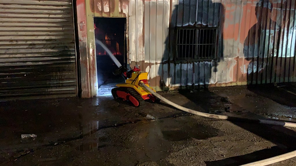 紙風車文教基金會所屬風之藝術工作室鐵皮工廠6日凌晨發生火警,火勢迅速竄燒,現場付之一炬。(消防局提供)中央社記者黃旭昇新北傳真 109年6月6日