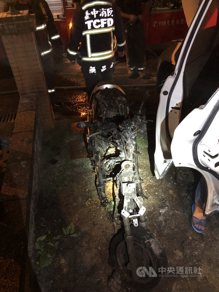 台中市汪姓女子與兒子跟鄰居發生糾紛,又懷疑自家車輛遭對方砸毀,欲放火燒鄰居車輛報復,卻因誤認住宅與車輛,反燒毀第三者的自小客及重機,警方訊後依法送辦。(民眾提供)中央社記者蘇木春傳真 109年6月6日