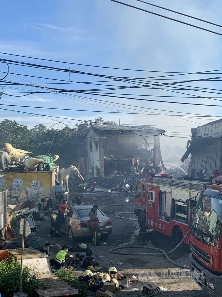 紙風車劇團位於新北市八里區的幕後工作室6日凌晨發生大火,廠房付之一炬。中央社記者趙靜瑜攝 109年6月6日