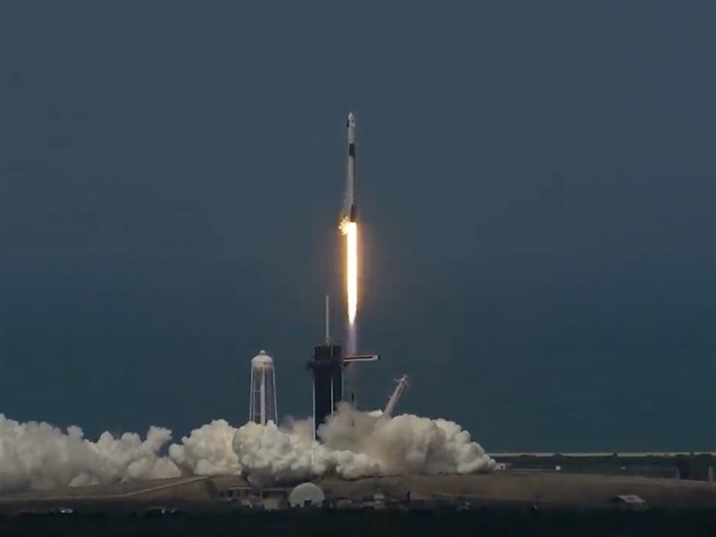 睽違9年後,美國獵鷹9號30日順利將2名太空人送往國際太空站,宣告美國重返太空。(圖取自NASA YouTube網頁youtube.com)