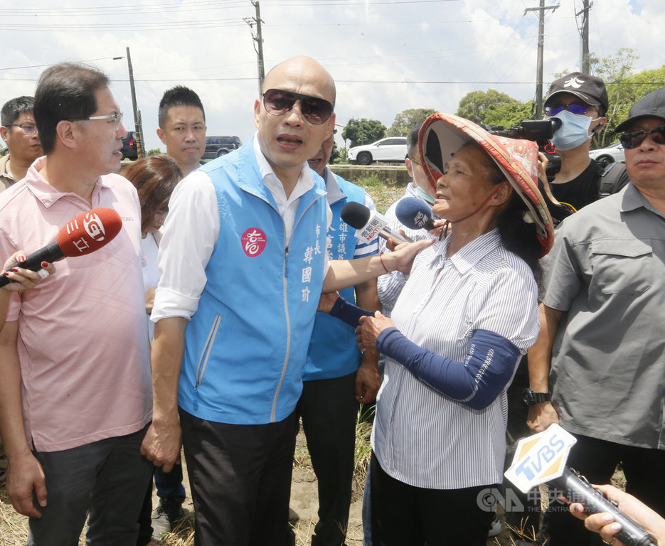 高雄市第3屆市長罷免案投開票6日舉行,高雄市長韓國瑜(前左2)上午前往旗山區視察西瓜等農損情形,並聽取農民的訴求與意見。中央社記者董俊志攝 109年6月6日