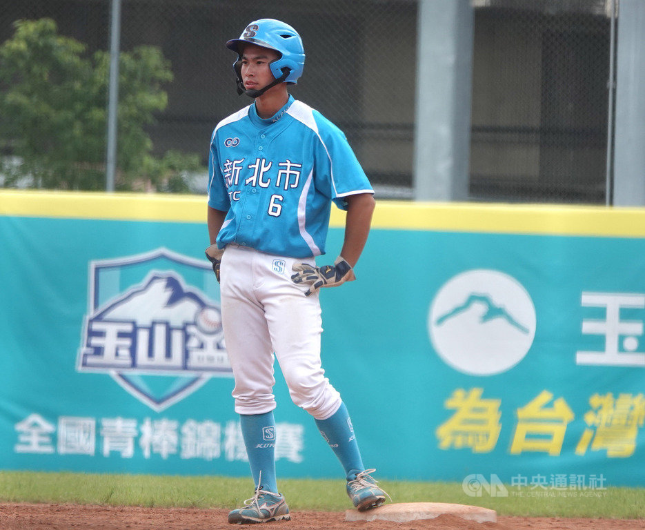 109年玉山盃全國青棒錦標賽,新北市隊6日與屏東縣隊爭搶4強門票,新北5局搶分,林昱珉代打敲安,周委宏(圖)適時補上安打,助隊挺進4強。中央社記者謝靜雯攝 109年6月6日