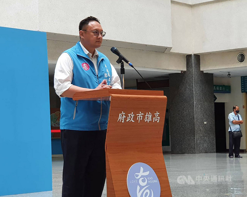 高雄市長韓國瑜遭罷免成功,對於後續是否將提罷免無效訴訟,高雄市新聞局長鄭照新(圖)6日晚間出面表示,先讓韓國瑜、市府團隊及高雄市民沉澱一晚,之後「會向大家報告」。中央社記者郭芷瑄攝 109年6月6日