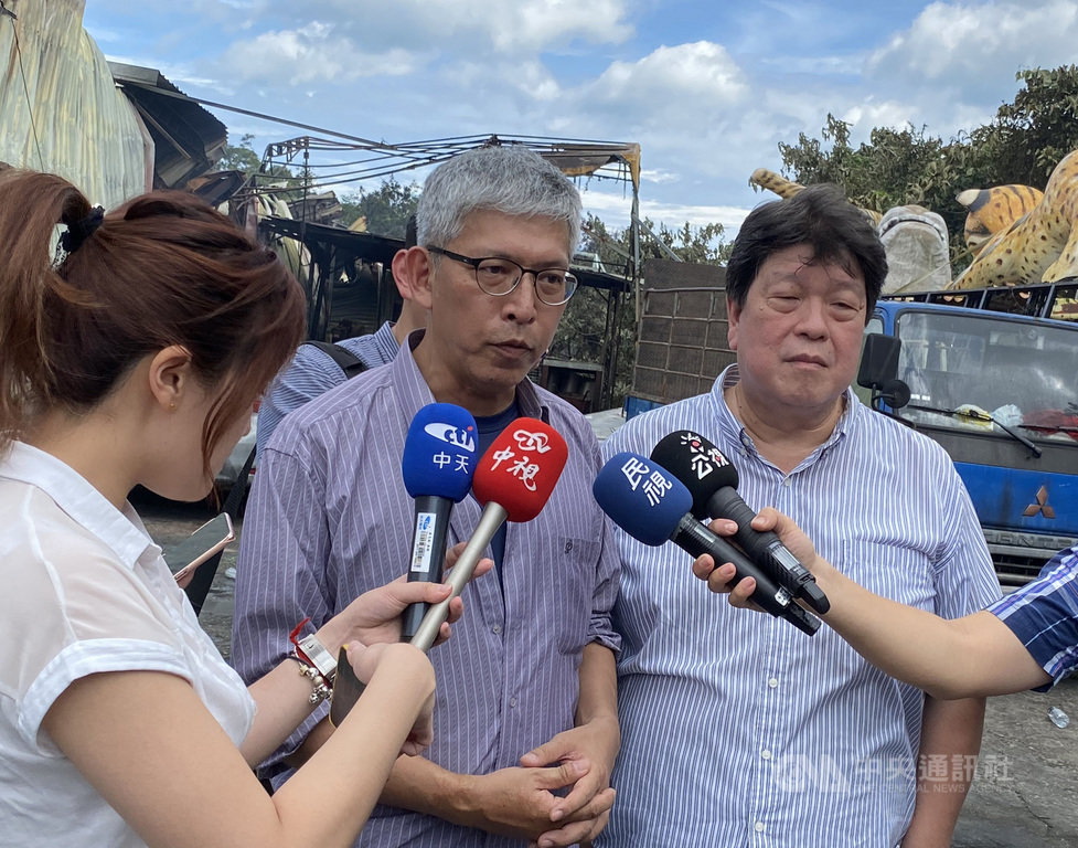 紙風車劇團在新北八里的工廠6日凌晨發生火警,綠光劇團預計在8月演出的「人間條件6」道具等也遭波及,團長羅北安(右)表示,表演不受影響會如期舉行。前中為紙風車劇團團長任建誠。中央社記者陳秉弘攝 109年6月6日