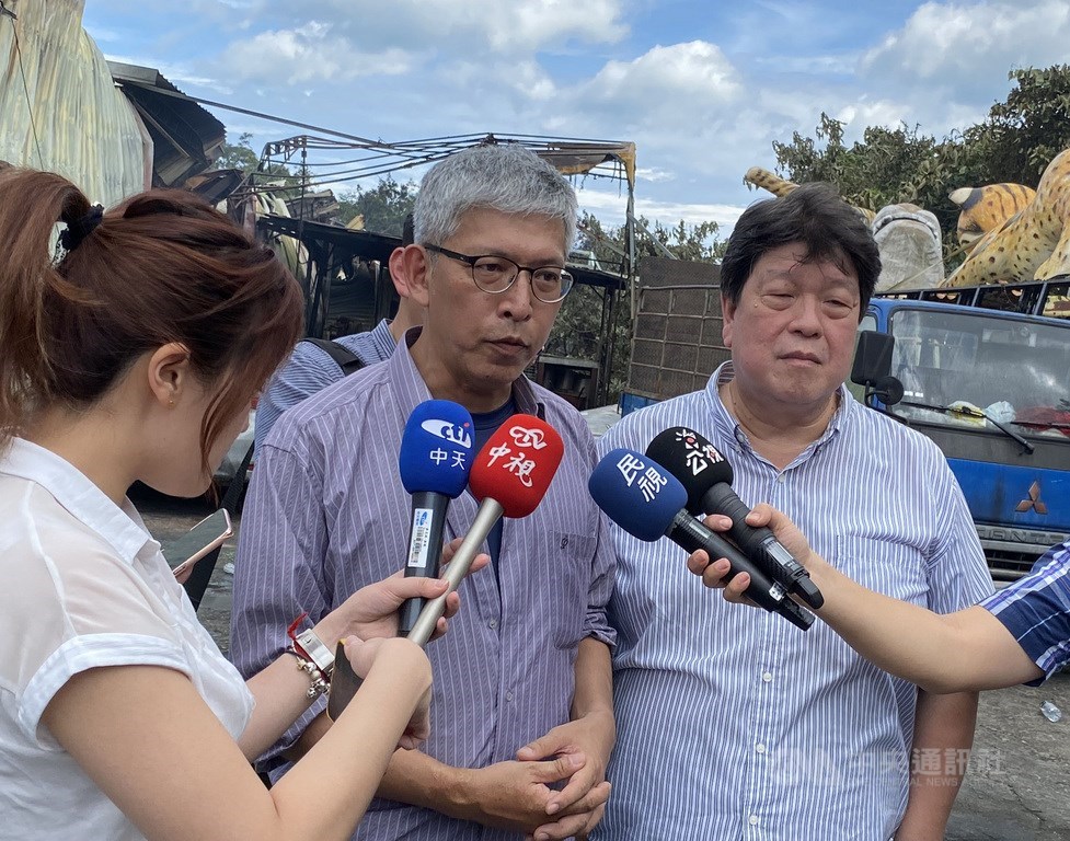 紙風車劇團在新北八里的工廠6日凌晨發生火警,綠光劇團預計在8月演出的「人間條件6」道具等也遭波及,團長羅北安(右)表示,表演不受影響會如期舉行。前中為紙風車劇團團長任建誠。中央社記者陳秉弘攝 109年6月6日