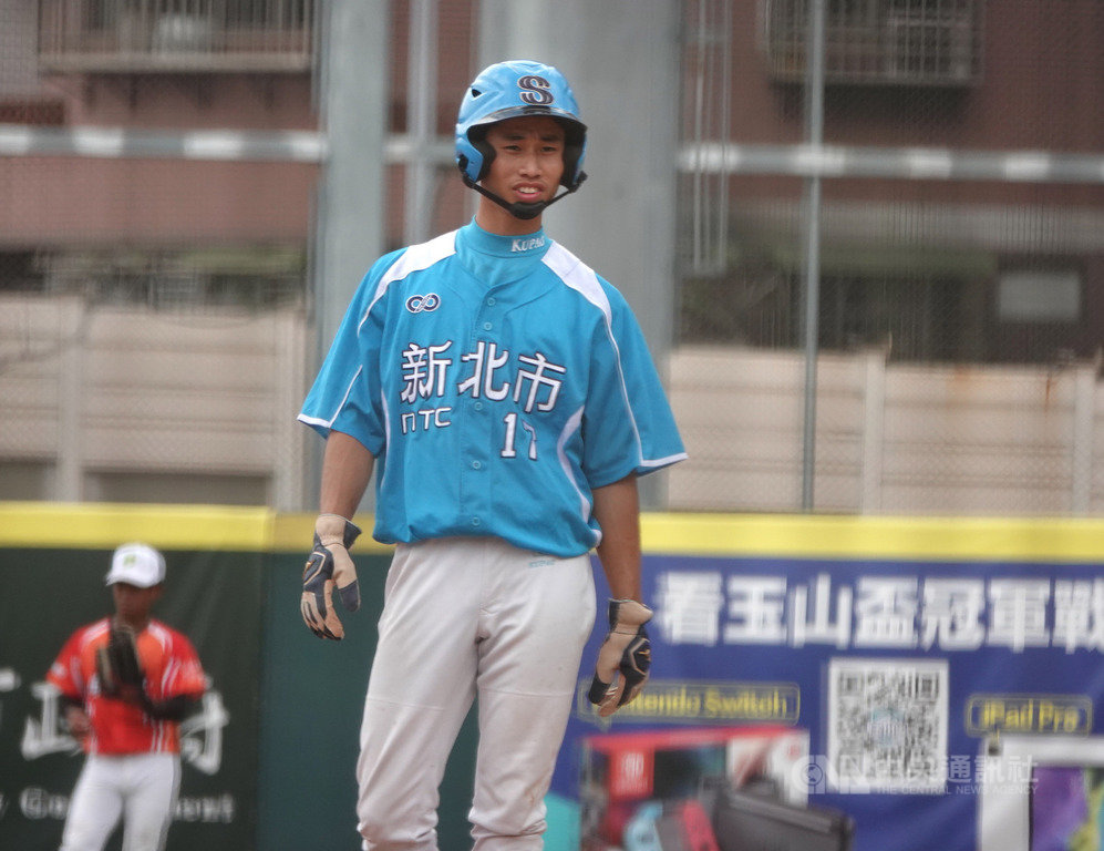 109年玉山盃全國青棒錦標賽新北市隊左投林昱珉6日迎戰屏東縣隊,5局上場代打建功,送回超前分助隊勝。林昱珉表示,想彌補上次出賽被敲再見安的過錯,很開心有好結果。中央社記者謝靜雯攝 109年6月6日