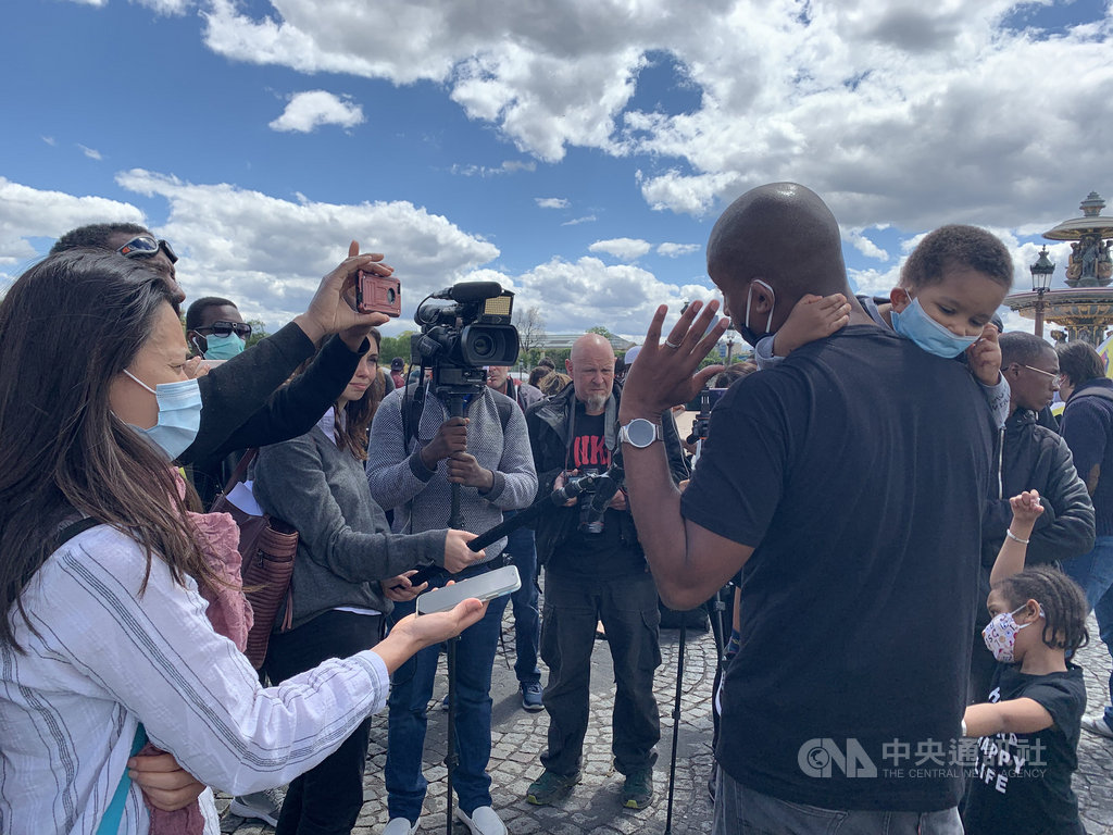 活動現場有不少旅法美籍人士。這位美籍父親帶了兩位兒子前來,希望讓兒子了解抗爭的目的。他表示,結構性歧視比抗議民眾帶來的破壞更致命也更長久。中央社記者曾婷瑄巴黎攝 109年6月7日