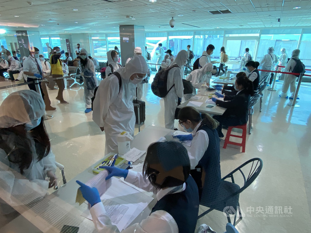 波蘭航空搭載116名學生與台商7日返台,經過各項篩檢登錄後,集中被送到檢疫所隔離。中央社記者邱俊欽桃園攝 109年6月7日