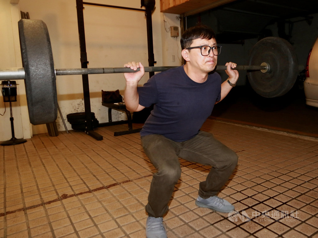 蕭建緒(圖)現任中華趕路的雁全人關懷協會復育中心主任,他施用毒品長達20年、坐牢10年,藉由信仰擺脫毒品,成為協助戒癮的專業人士,時常帶領學員進行重量訓練,挑戰自我極限。中央社記者蕭博文攝 109年6月7日