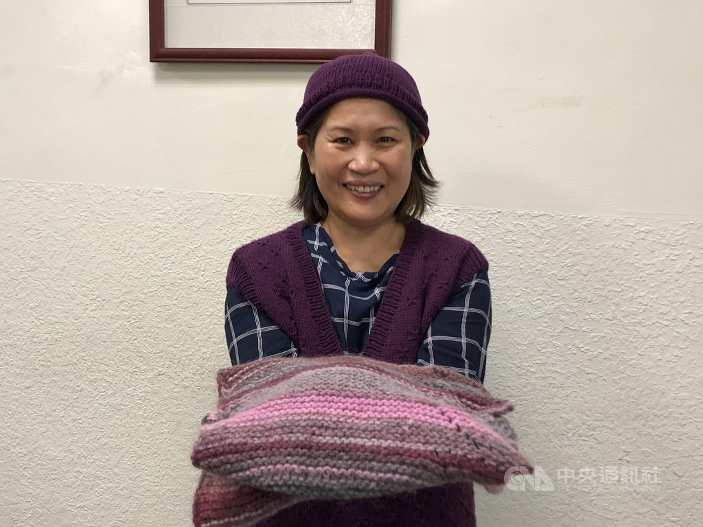60歲的潘麗華(圖)回想起8年前接獲丈夫高處墜落的噩耗,當下心痛又無助,藉犯罪被害人保護協會辦理的編織技藝訓練班得到心靈支撐力量,她指出,編織的當下,她會靜下來想事情,編的過程有安撫作用,無形之中緩和情緒。中央社記者劉世怡攝 109年6月7日