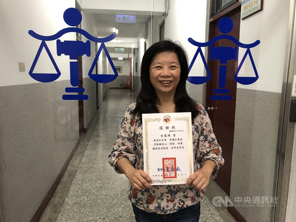 夫妻出門卻遇上死亡車禍,夫死妻傷。遺孀古麗珠(圖)有感長年接受犯罪被害人保護協會幫助,4年前加入志工隊,以自身為例去傾聽及協助喪親者走出陰霾。中央社記者劉世怡攝 109年6月7日