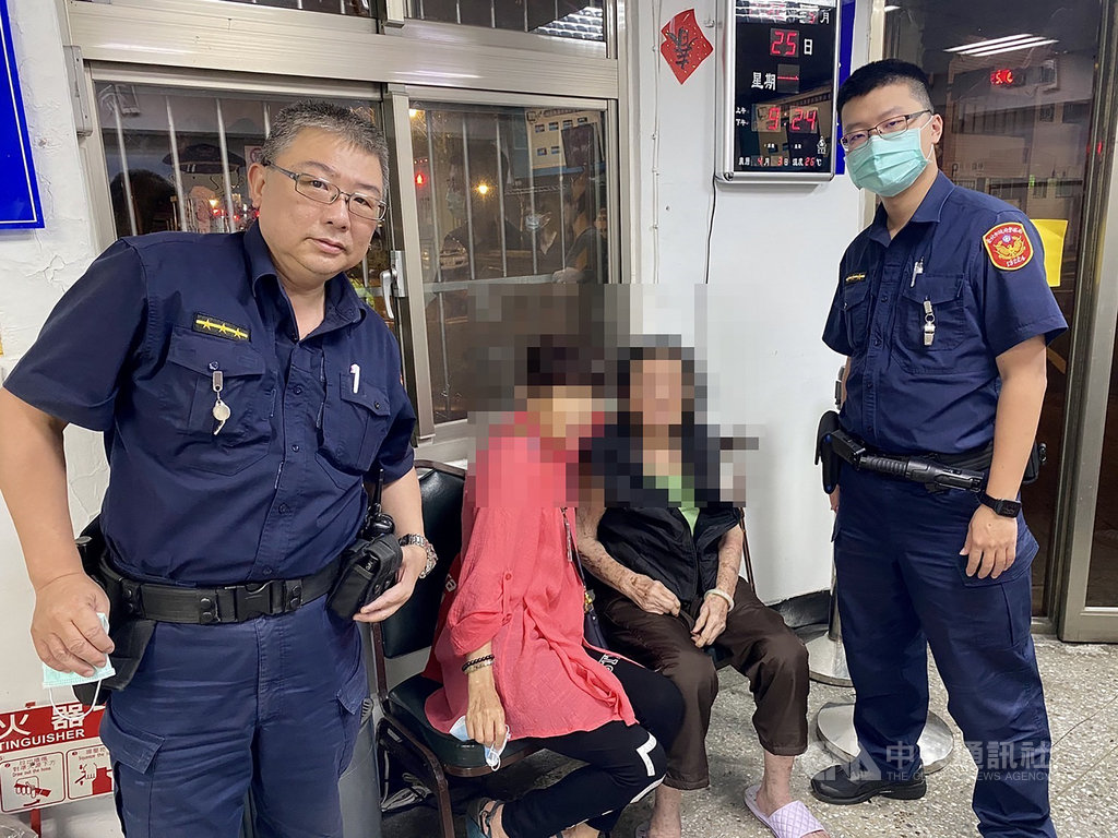 北市9旬失智老婦日前迷途獨坐路邊,幸經熱心民眾通報警方,透過警用電腦人臉辨識系統查詢並協助她安全返家。(台北市南港分局提供)中央社記者黃麗芸傳真 109年6月7日